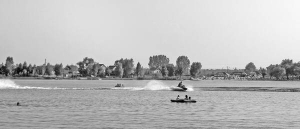 Чоловік на водному мотоциклі катається на озері Задорожньому біля села Демня Миколаївського району. Поряд плавають човни, купаються діти