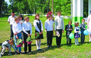 Дмитро Рибак (найвищий учень) з однокласниками в школі села Привітне Мурованокуриловецького району Вінницької області. Він боявся матері