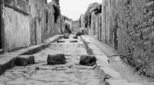 На вулицях стародавнього римського міста Помпеї досі нічого не росте. 79 року нашої ери тут сталося виверження вулкана. Відтоді місто перетворилося на руїни