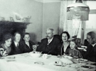 Олександр Черняхівський (у центрі) та його донька Вероніка (перша ліворуч) під час перебування в Німеччині. Приблизно 1925 рік