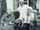 Людмила Старицька-Черняхівська (праворуч) та її донька Вероніка Черняхівська (стоїть) з Оленою Пчілкою - матір'ю Лесі Українки, 1927 рік