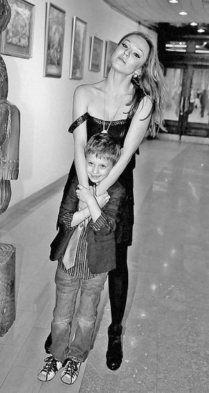 Альбіна Джанабаєва зі своїм 6-річним сином Костею. Кажуть, батько хлопчика співак Валерій Меладзе