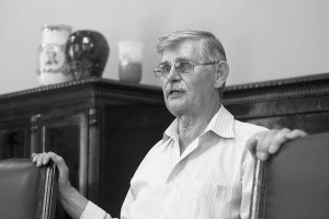 Нардеп-”бютівець” Михайло Косів у залі столичного Будинку письменників. Два тижні тому йому стало зле у Печерському райсуді Києва, де розглядали справу екс-прем’єра Юлії Тимошенко