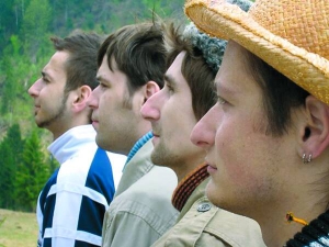 Учасники тернопільського гурту ”Лос Колорадос” на відпочинку у гуцульському селі Космач торік 
