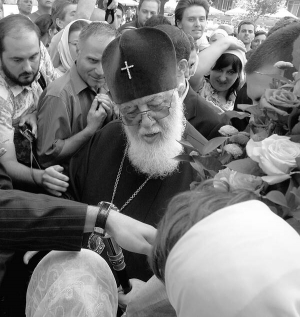Люди обступили грузинського патріарха Іллю II біля Іллінського храму в Києві у вівторок. В Україну він приїхав на шість днів