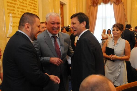 Міністр охорони здоров’я Олександр Аніщенко (по центру) сміється із новопризначеним губернатором Донеччини Андрієм Шишацьким (праворуч) перед початком засідання уряду  27 липня