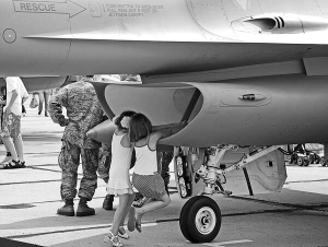 Діти розглядають американський винищувач Ф-1 на Миргородському аеродромі тактичної авіації на Полтавщині. Такі літаки будуть задіяні для захисту українських кордонів на Євро-2012