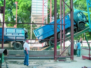 Директор Монастирищенського хлібопереробного пункту Віктор Сказалов контролює вигрузку зерна на новому елеваторі