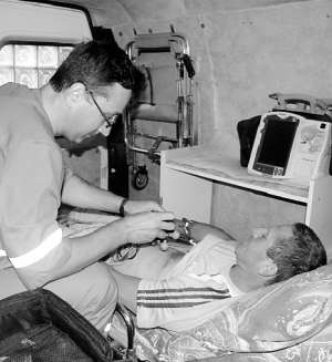 Фельдшер вінницької швидкої допомоги Андрій Альохін робить електрокардіограму пацієнту Сергію Сергієву