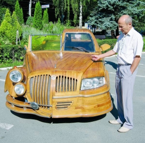 Василь Лазаренко на подвір’ї чернівецького готелю ”Буковина” біля свого дерев’яного автомобіля. На його виготовлення пішло три ”куби” дуба