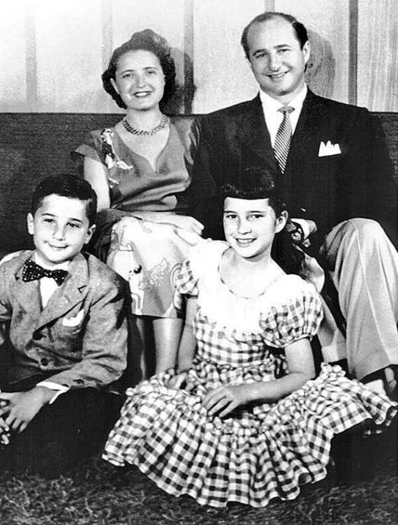 Подружжя Елліот і Рут Гендлерів з донькою Барбарою і сином Кеннетом. На честь дітей батьки назвали ляльок Барбі і Кена