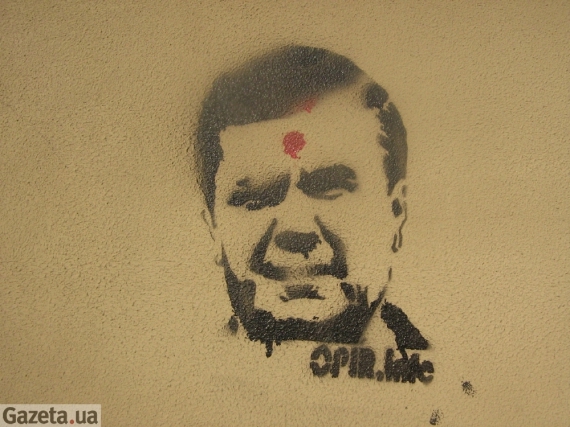 Виктор Янукович изображен с простреленным лбом во Львове, 17 июня 2011