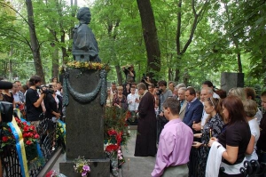 На пам’ятник Лесі Українки на Байковому кладовищі повісили нові бронзові гірлянди. Попередні торік викрав 25-річний чоловік і здав на металобрухт за 250 гривень