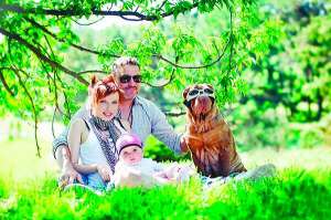Ірена Карпа з чоловіком Норманом, донькою Кореною Джіа та собакою Кармою у столичному Ботанічному саду у квітні цього року