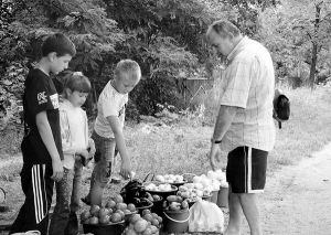 Школярі з села Красне Кобеляцького району торгують овочами на трасі Дніпропетровськ–Решетилівка. Більше як 300 родин займаються городиною