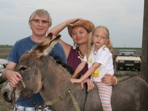 Актор Володимир Горянський з дружиною Ларисою і донькою Марією під час відпочинку у кримському місті Приморськ влітку 2009 року