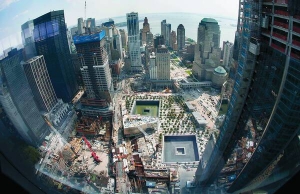 Робітники завершують будівництво Національного меморіалу 11 вересня на місці колишніх веж Всесвітнього торгового центру в Нью-Йорку, США. Для родичів жертв терактів у ВТЦ 2001-го у меморіалі буде окремий вхід