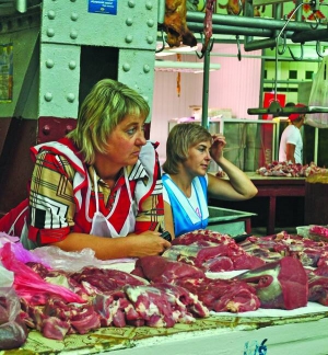 На столичному Бессарабському ринку 3 серпня кілограм телятини продають по 100 гривень. Покупців на м’ясо немає