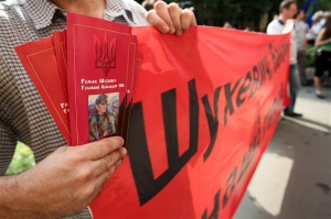 Прихильники "Свободи" та УНА-УНСО під час мітингу біля будівлі Вищого адміністративного суду, 6 липня 2010 рік