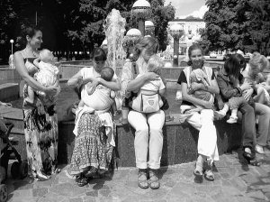 6 серпня опівдні на парапеті фонтана біля стадіону ”Ворскла” в Полтаві жінки годують немовлят груддю