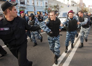 5 серпня. Бійці спецпідрозділу ”Беркут” супроводжують автозак, у якому Хрещатиком везуть Юлію Тимошенко до Лук’янівського слідчого ізолятора