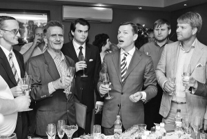 Олег Ляшко (третій праворуч) говорить тост на фуршеті у столичному готелі ”Козацький”. 8 серпня там пройшов з’їзд його партії