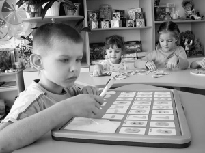 5-річний Максим Гребеняк з Наталею Шакулою (в центрі) та Валерією Зозулею в дитсадку №35 грають в ігри на кмітливість. Два роки поспіль заклад визнають найкращим у місті
