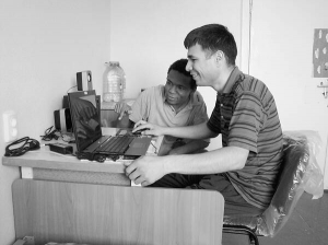 Туркмен Парахат Бегмедов (праворуч) із суданцем Йосифом відправляють документи для вступу до Одеської юридичної академії. Чоловіки вивчають російську мову в Черкаському державному технологічному університеті. Живуть у гуртожитку