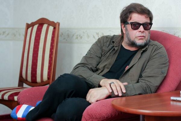 Борис ГРЕБЕНЩИКОВ. Співак, поет, лідер групи "Акваріум". Народився в Ленінграді. Навчався на факультеті прикладної математики та процесів управління в Ленінградському університеті імені Жданова. 1967-го став комсомольцем. За 13 років, після виступу "Акваріуму" на рок-фестивалі у Тбілісі, Гребенщикова з комсомолу виключили. "Акваріум" тоді звинуватили в пропаганді інцесту та гомосексуалізму. Допомагав записувати альбоми російських рок-груп "Кіно" та "Чиж". Із 2005 року веде музичну програму "Аеростат" на станції "Радіо Росії". Уперше одружився 23-річним. За чотири роки, після тбіліського скандалу, розлучився. Від першого шлюбу має доньку Алісу. Друга дружина народила сина Гліба, знаного як діджей Gebe. Із третьою дружиною Іриною живе 20 років. На початку 1990-х захопився буддизмом. У Малайзії зустрів індійця Шрі Чинму, який назвав Гребенщикова Пурушоттамою - "тим, хто виходить за рамки обмежень".