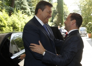 Виктор Янукович и Дмитрий Медведев на встрече в Сочи 11 августа 2011 года