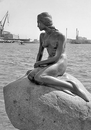 Русалочка — символ Копенгагена, столиці Данії. 125-сантиметрова бронзова фігура сидить на камені у місцевому порту при березі. Її називають багатостраждальною — мародери часто відпилюють голову та руки