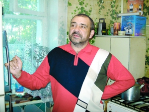 Андрій Щербина стоїть на кухні арештованої двокімнатної  квартири на вулиці Фрунзе у Вінниці. Помешкання належить його матері. 2007 року чоловік узяв кредит під заставу цього житла