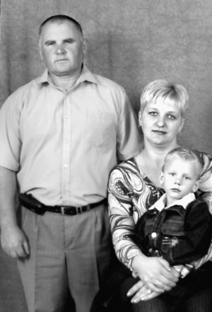 Останнє фото Світлани Прибельської разом із чоловіком Миколою й сином Іллею. Сім’я сфотографувалася разом навесні перед поїздкою батька на заробітки до Москви