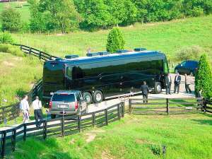 Автобус американського президента на сільській дорозі в штаті Міннесота