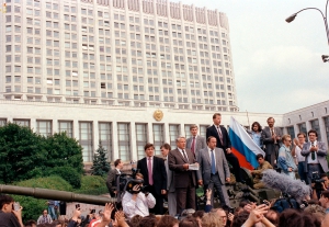Борис Ельцин выступает с речью 19 августа 1991