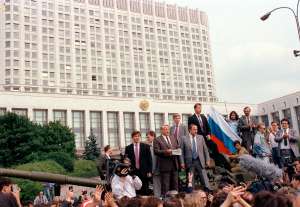 Борис Ельцин выступает с речью 19 августа 1991