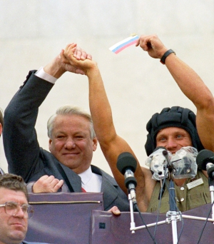 Борис Ельцин с танкистом приветствуют толпу с балкона парламента 22 августа 1991