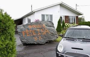 Камінь  перед будинком канадійки Ізабель Прево пролежав майже день. Надвечір колишній чоловік іменинниці забрав звідти свій ”подарунок”. Поки що невідомо, яке покарання за витівку йому винесе суд