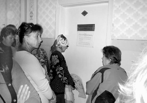 Близько 50 жінок стоять у черзі до мамологічного кабінету Вінницького обласного онкодиспансеру. Деякі займали чергу з півсьомої ранку