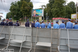 24 серпня опозиціонерів відгороджували щитами