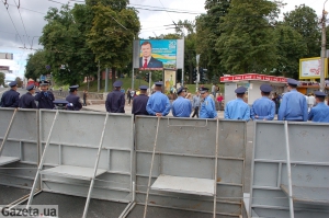 24 августа оппозиционеров отгораживали щитами