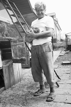 Екс-голова Тернопільської облради Михайло Миколенко тримає на руках кроля біля своєї хати у селі Товстолуг біля Тернополя