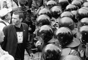 24 серпня киянин Мирослав Набиль стоїть на столичній вулиці Володимирській після сутички з спецпідрозділом ”Беркут”. У нього на обличчі розмазана кров
