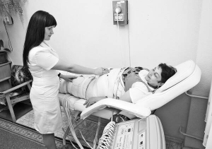 Пацієнтка приймає процедуру пресотерапії у профспілковому санаторії