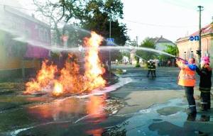 Рятувальники гасять пожежу після вибуху газу на розі вулиць Анкудінова і Руської в Ужгороді в понеділок