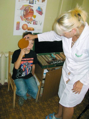 Офтальмолог полтавської дитячої поліклініки №2 Наталія Лук’яненко перевіряє зір 7-річному Єгору. Він прийшов на медогляд 25 серпня