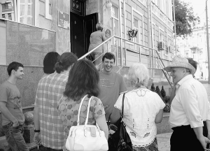 ”Нунсівець” Олесь Доній (у центрі) стоїть під стінами  Головного слідчого управління МВС 30 серпня. Він прийшов давати свідчення щодо сутички між спецпідрозділом ”Беркут” та опозиціонерами на День Незалежності