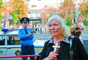 29 серпня київського бухгалтера Галину Швидку посадили на 10 діб. Вона бере участь у акціях на підтримку Юлії Тимошенко. Фото зроблене в день арешту