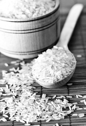 Нешліфований рис вбирає солі та шлаки. Задля лікувального ефекту замочують стільки ложок крупи, скільки років пацієнту  