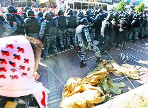 Бійці спецпідрозділу ”Беркут” демонтують намети прихильників Юлії Тимошенко на Хрещатику в Києві 5 вересня